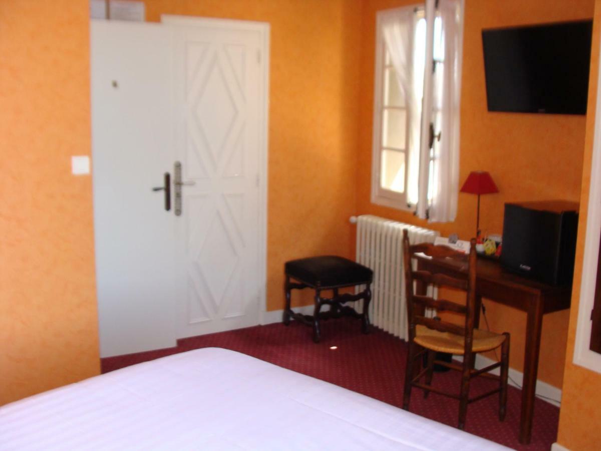 Logis La Gamade Hotel Donzenac Exterior photo